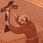 Saint Pio en prière devant le crucifix, par Marko Rupnik (XXIe siècle).