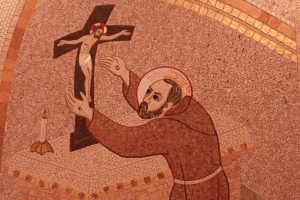 Saint Pio en prière devant le crucifix, par Marko Rupnik (XXIe siècle).