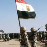 Les troupes égyptiennes se tiennent prêtes à être passées en revue par le roi Fahd d’Arabie saoudite alors qu’elles prennent part à une assemblée des forces de la coalition internationale réunies contre Saddam Hussein pendant l'opération « Tempête du désert ».