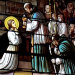 Sainte Jeanne d’Arc recevant la communion en prison, vitrail de l’église Saint-Martin à Coquainvilliers (Calvados).