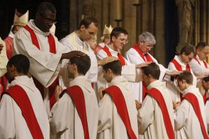 Ordinations sacerdotales; cathédrale Notre-Dame de Paris. Imposition des mains.