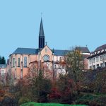 Le monastère de la Pierre-qui Vire, fondé par le Père Muard, vu de la rivière du Trinquelin.