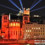 La cathédrale Saint-Jean et Notre-Dame de Fourvière lors de la fête des Lumières. Sur la colline on peut lire « Merci Marie »