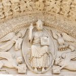Christ en Gloire entouré des quatre symboles des évangélistes. Tympan à la cathédrale Saint-Trophime d'Arles (Bouches-du-Rhône).