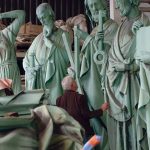 Philippe Villeneuve, l’architecte en chef à la tête du chantier, devant les statues de cuivre de la flèche, miraculeusement enlevées quatre jours avant l’incendie.