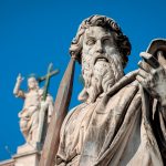 Statue de saint Paul, devant la basilique Saint-Pierre à Rome. Celle de saint Pierre se trouve en vis-à-vis.
