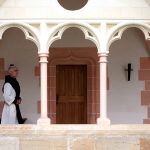 Faisons donc de l’oraison une promenade, comme le moine déambule dans le cloître.