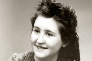 C’est au pied de la croix qu’Élise décide chaque jour d’être joyeuse et de sourire aux autres.
