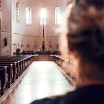 Stéphanie Halperson s’est convertie dans une église au pied d’une statue du Christ.