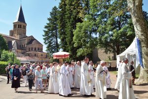 Chaque année, le sanctuaire propose une procession eucharistique pour honorer la solennité du Cœur de Jésus.