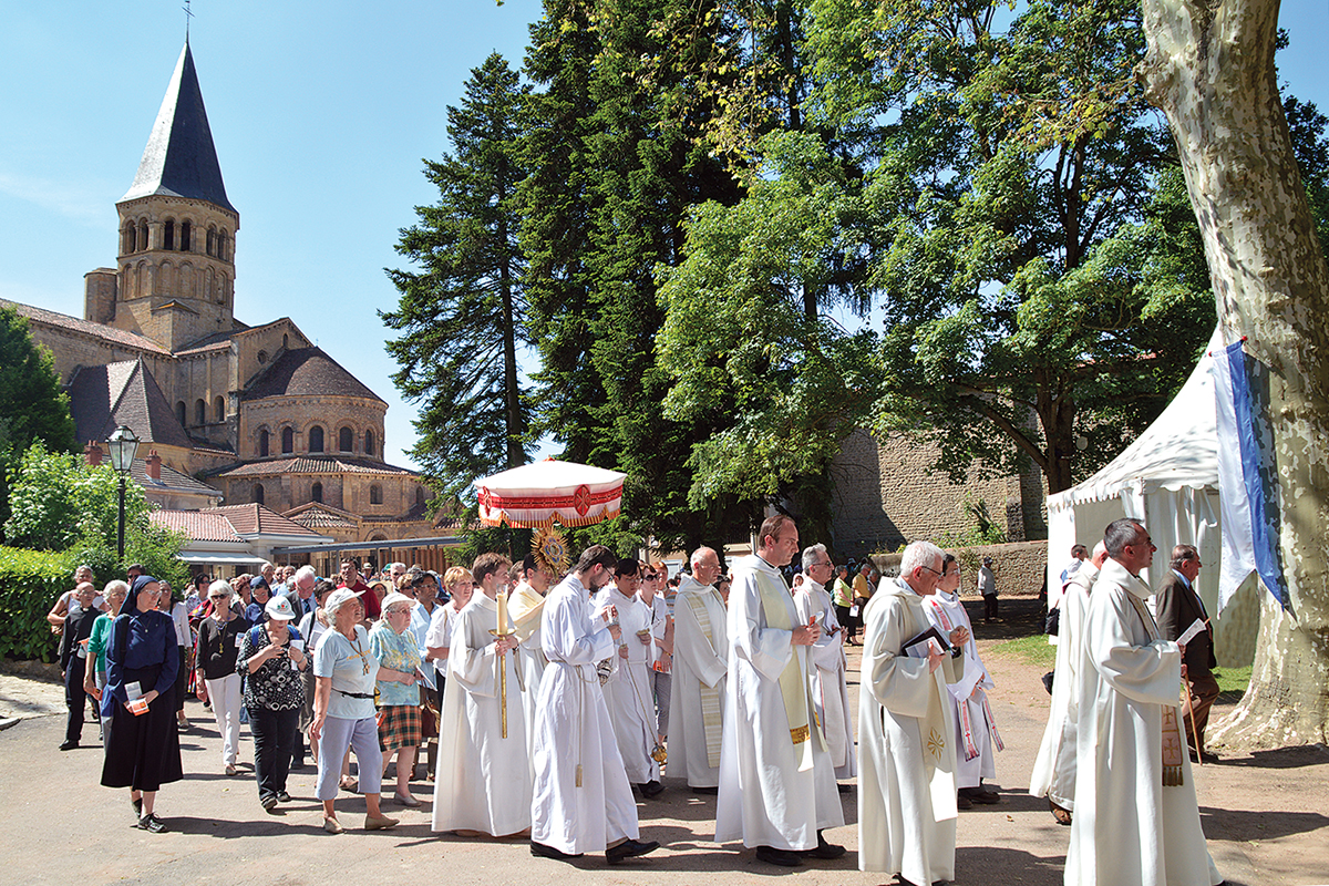 Chaque année, le sanctuaire propose une procession eucharistique pour honorer la solennité du Cœur de Jésus.