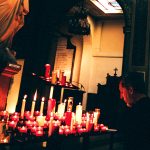 Gad Elmaleh se recueillant devant une statue de la Vierge, lors d’une scène tournée dans l’église de Notre-Dame-de-Grâce de Passy (Paris).