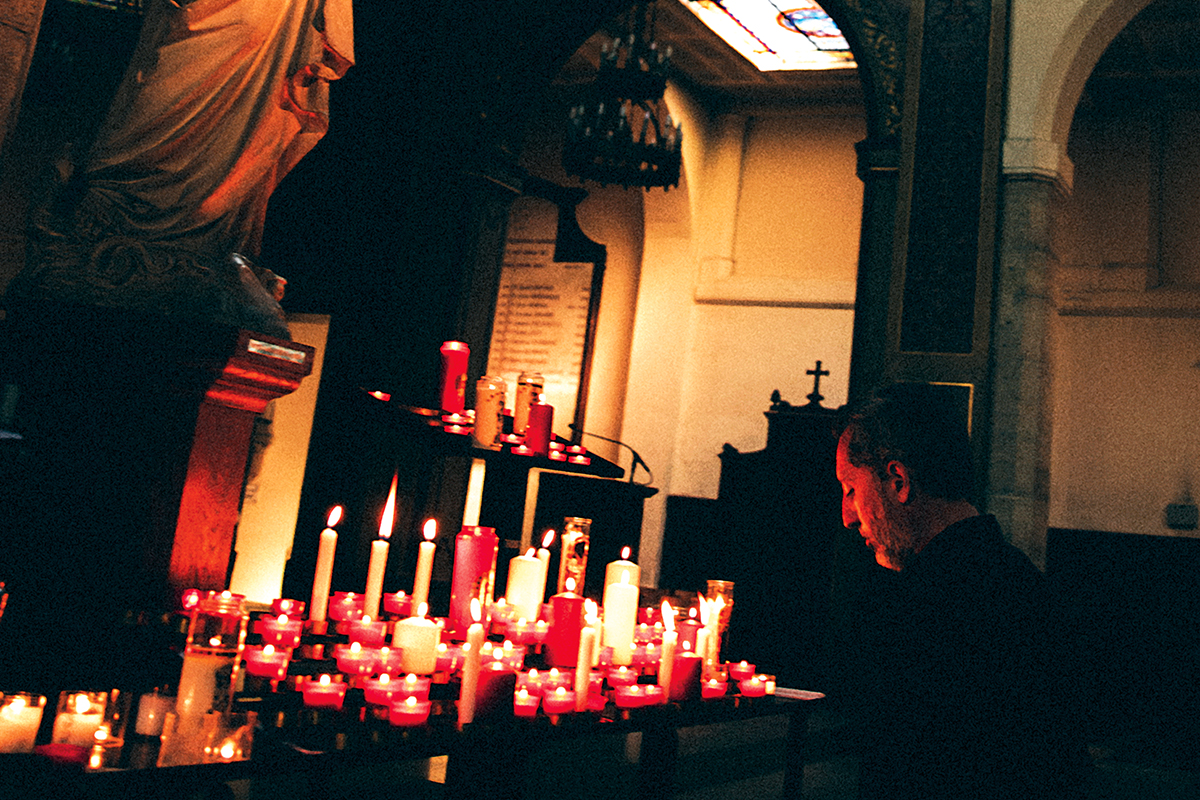 Gad Elmaleh se recueillant devant une statue de la Vierge, lors d’une scène tournée dans l’église de Notre-Dame-de-Grâce de Passy (Paris).