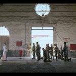 Une messe célébrée à l’intérieur de la caserne (scène du film).