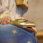 La Sainte Vierge piétine le serpent symbole du Malin.