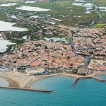 Vue aérienne des Saintes-Maries-de-la-Mer, capitale de la Camargue, où accostèrent Marie-Madeleine et ses compagnons.