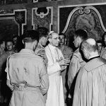Des membres du Royal 22e Régiment, participant à la libération de l’Italie, en audience avec le pape Pie XII en 1944.