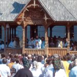Messe du 15 août en plein air, au monastère orthodoxe de Moisei, dans les Carpates.