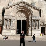 Henri devant la cathédrale d’Arles.