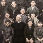 L’abbé Gaston Courtois au milieu de Cœurs vaillants.