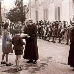 Cérémonie de Cœurs vaillants à Lyon, en 1942. L'abbé Courtois est au centre.
