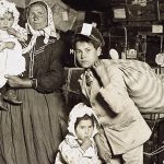 Une famille italienne débarquant aux États-Unis en 1905.
