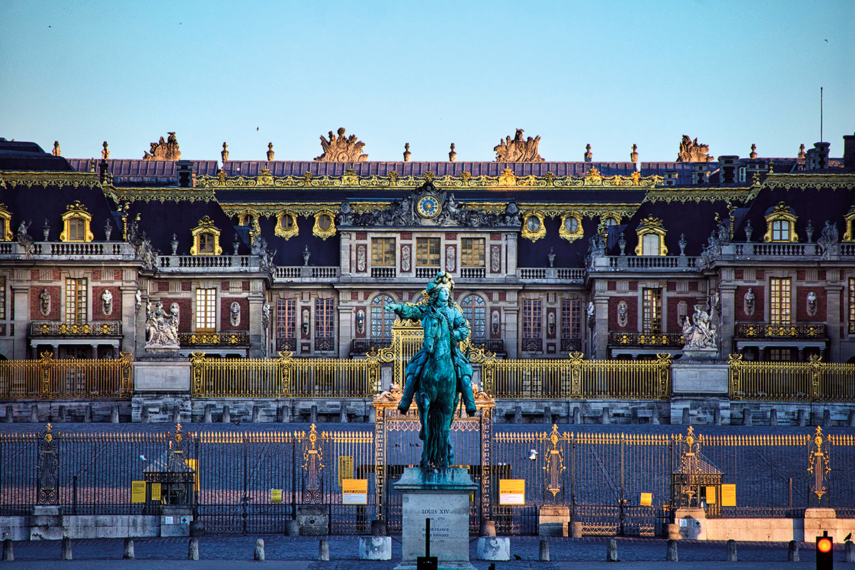 Statue équestre de Louis XIV, 1836, Pierre Cartelier, devant le château de Versailles.
