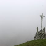 Calvaire du monastère de la Grande Chartreuse dans le brouillard.