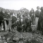 La foule regardant le « miracle du soleil », le 13 octobre 1917, à Fatima, durant les apparitions mariales de Fatima (Portugal).